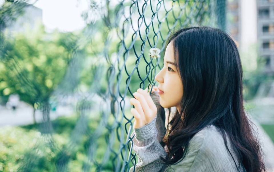 “二哥。”就在此时，门外进来一名风尘仆仆的汉子，一身百姓打扮，若非双目间目光有些慑人，乍一看去，与普通百姓无异，见到诸葛亮，躬身一拜。